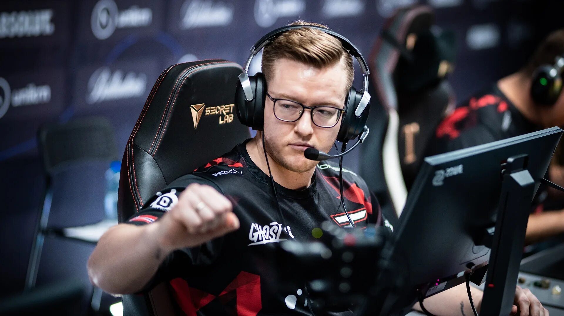 Го про 2025. Major cs go 2025. киберспорт. киберспорт игры. профессиональный игрок.