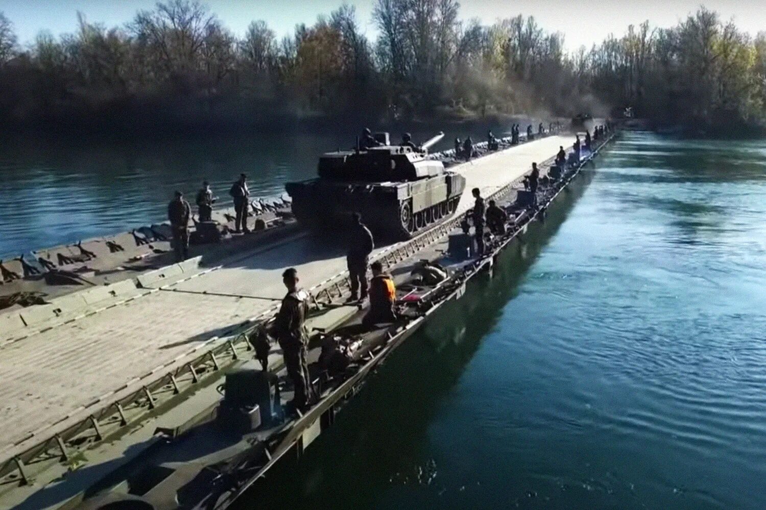 Харьков прибыли. Понтоны военные. Переправа танков на понтонах. Понтонная техника Украины. Танковый понтон.