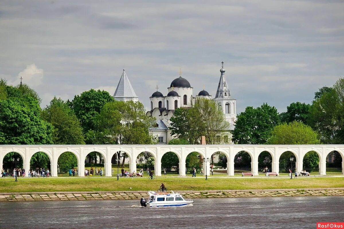 Достопримечательности новгорода за 1 день. Ярославово Дворище Великий Новгород. Новгород Кремль Ярославово Дворище. Великий Новгород Ярославово Дворище достопримечательности. Великий Новгород Ярославово Дворище весной.