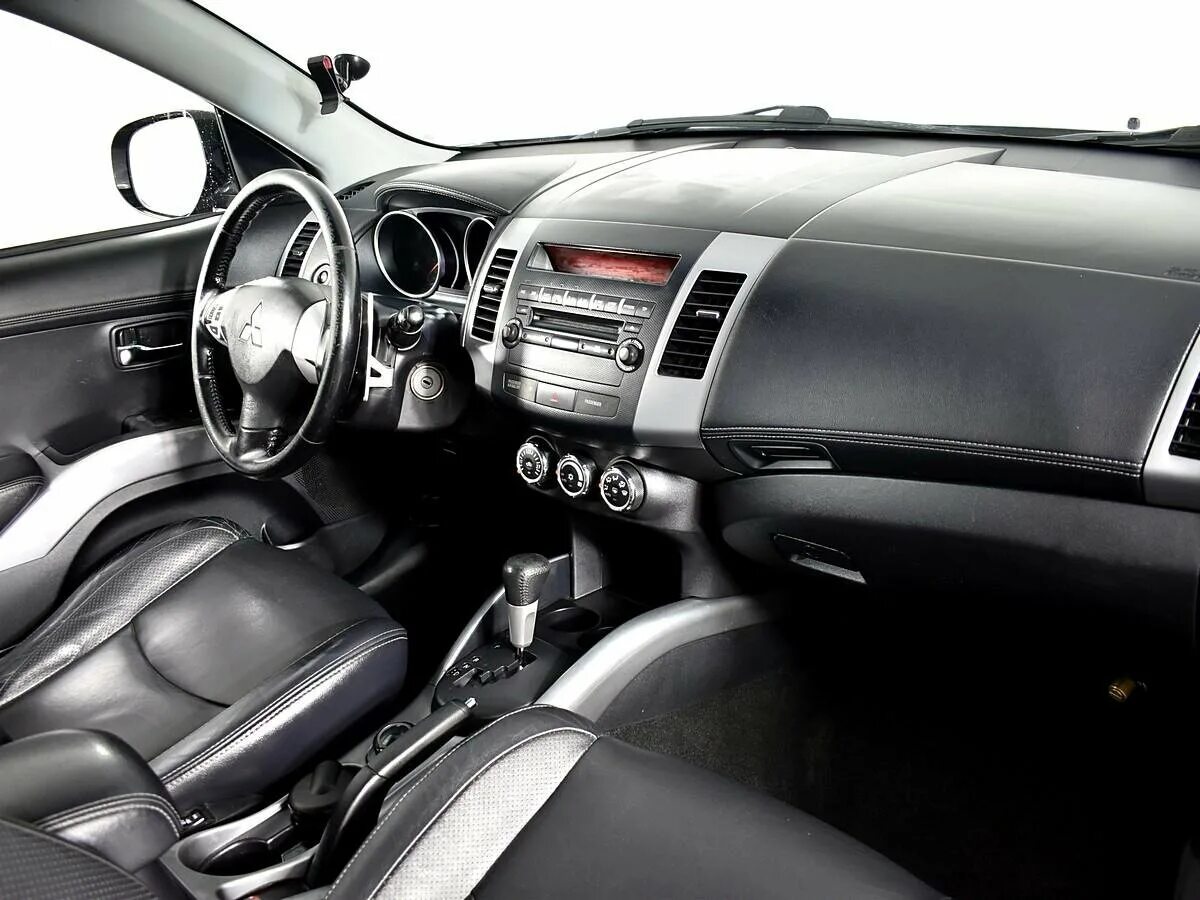 Mitsubishi outlander xl 2012. Mitsubishi Outlander 2010 Interior. Outlander XL 2012 салон. Mitsubishi Outlander XL 2.0 CVT 2010.