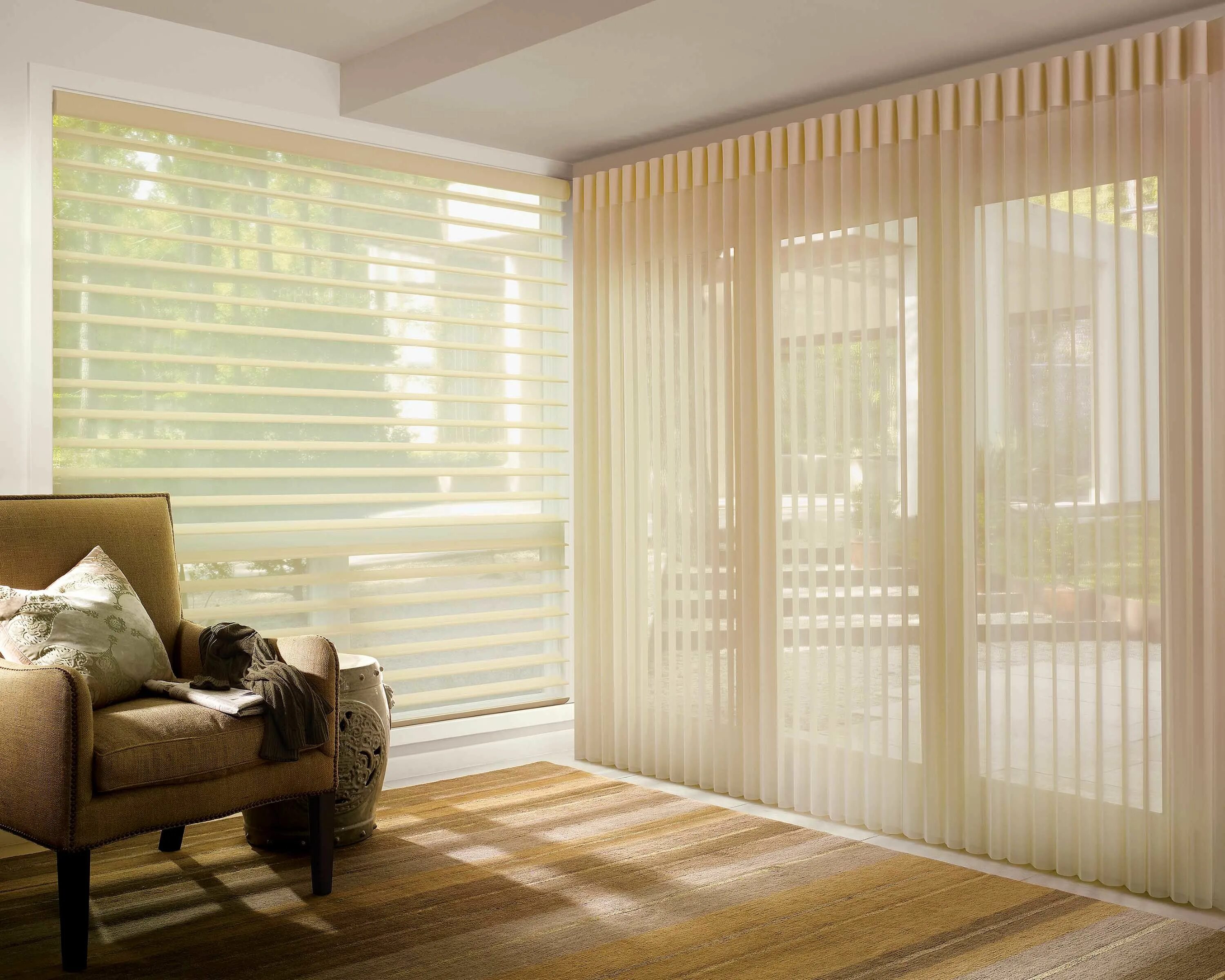 Жалюзи завидно. Hunter Douglas рулонные шторы. Плиссе Hunter Douglas. Hunter Douglas жалюзи. Тканевые жалюзи Hunter Douglas.