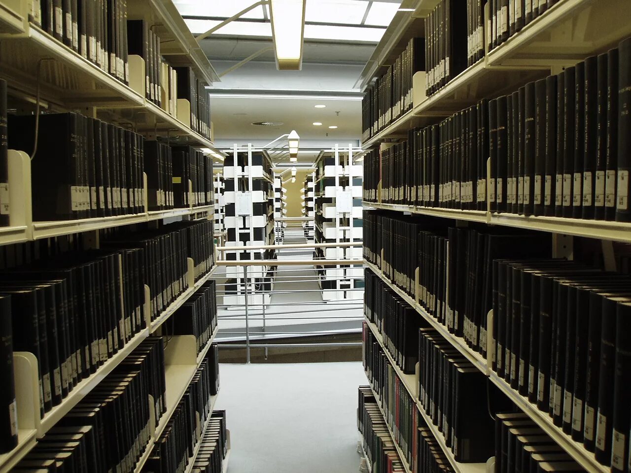 Библиотека в коридоре. Ocala carnegie library. Современный архив. Библиотеки за рубежом. Оксфордский университет библиотека.