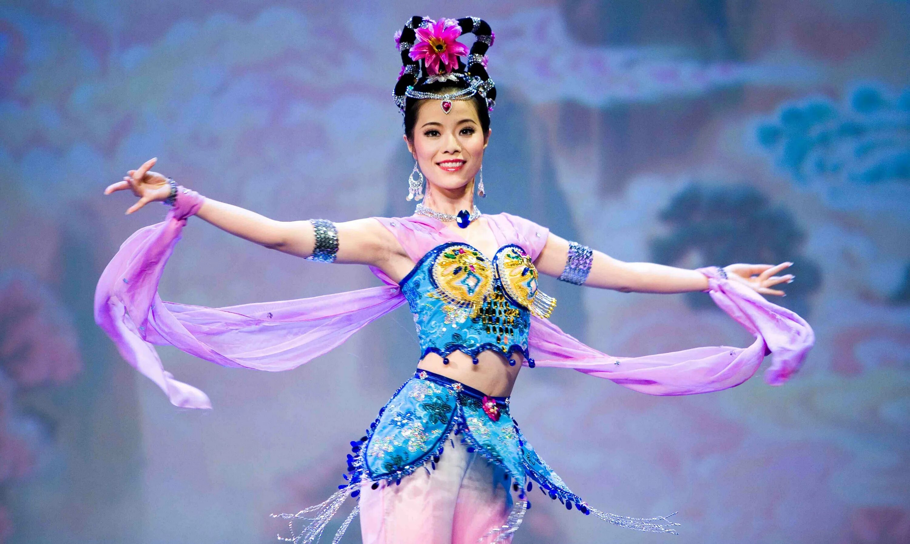 Азиат танцует. Shen Yun театр. Китайский танец. Китайская танцовщица. Китайский народный танец.
