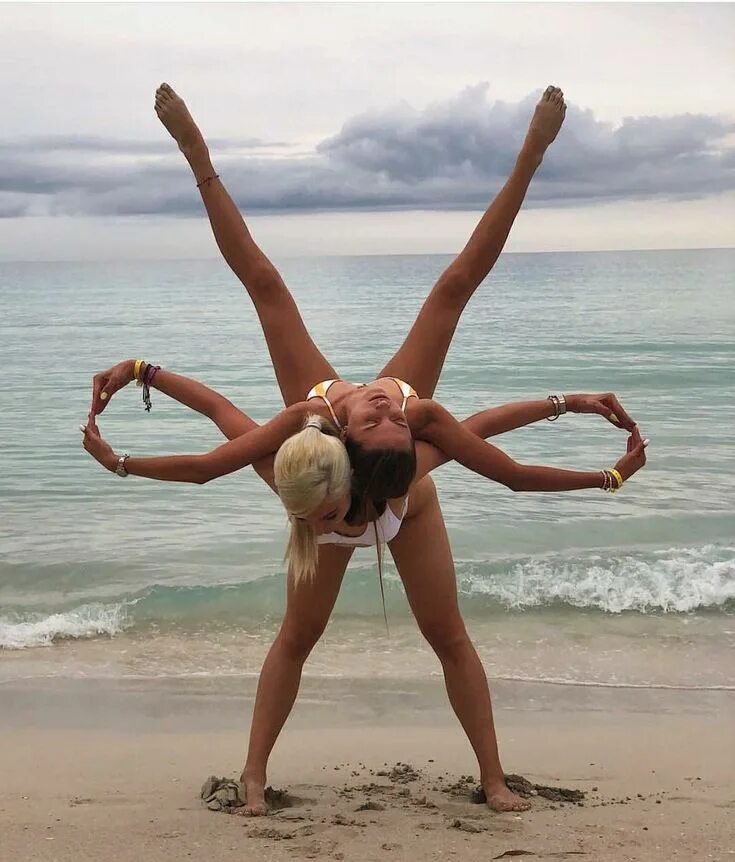 Необычные асаны. Забавные позы. Танцующий человек. Смешные позы йоги. Экзотические позы.