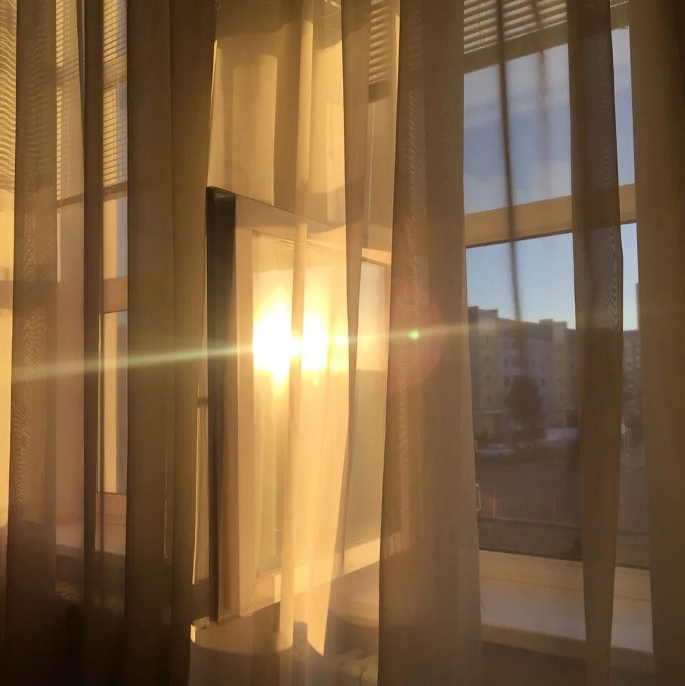 Окна свет воздух. Луч солнца в окне. Лучи солнца. Солнечные лучи в комнате. Солнечный свет в окно.