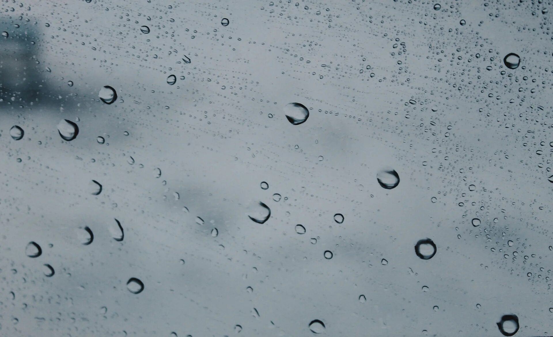 Капли дождя в воздухе. Капли воды на стекле. Влажность картинки. Влажность капли. Влажность воды.