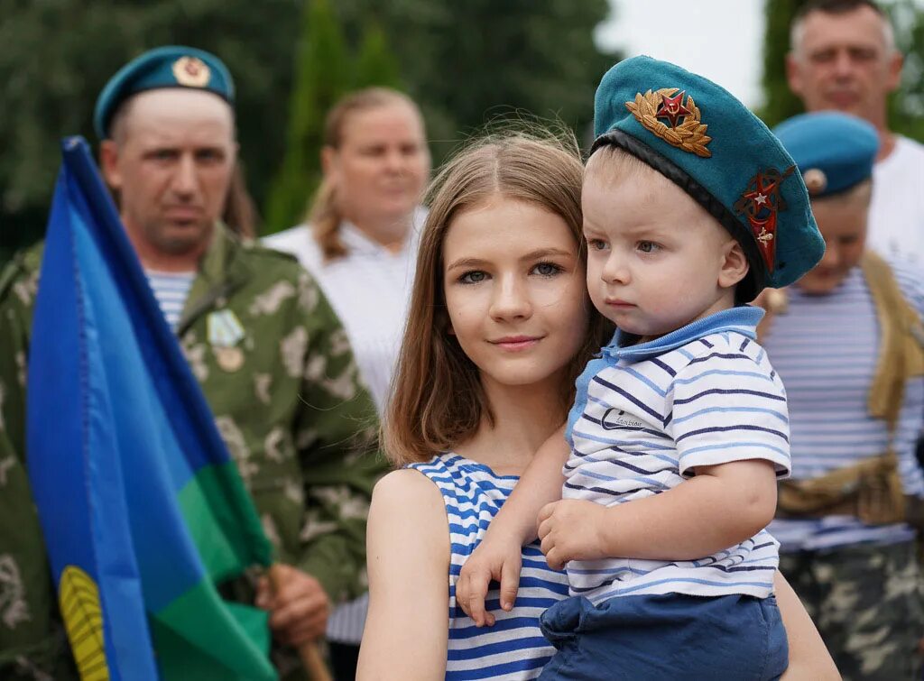 Новости дня брянской области. Воронеж Родина ВДВ. С днем ВДВ. День ВДВ Клинцы. Сотрудники ВДВ.