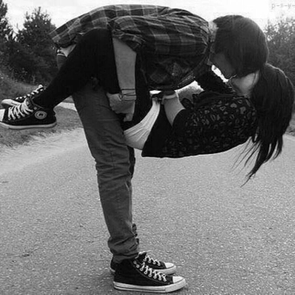 Аниме парень на скамейке. Пацан под девочку. Парень и девушка бегут. Парень и девушка под зонтиком. Аниме парень и девушка под дождем.