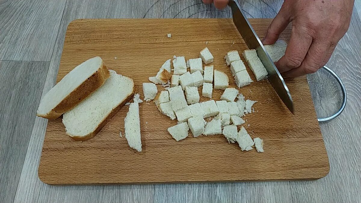 Нарезка хлеба на кубики. Сухари нарезанные. Батон нарезанный. Хлеб нарезанный ломтиками квадратики.