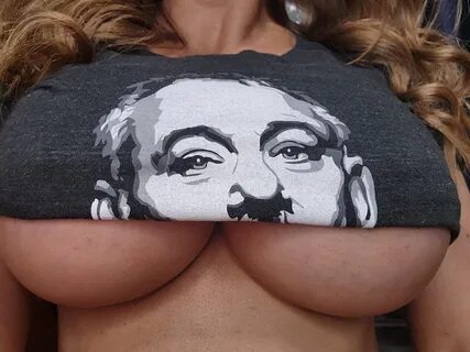 Scrolldrop underboob.