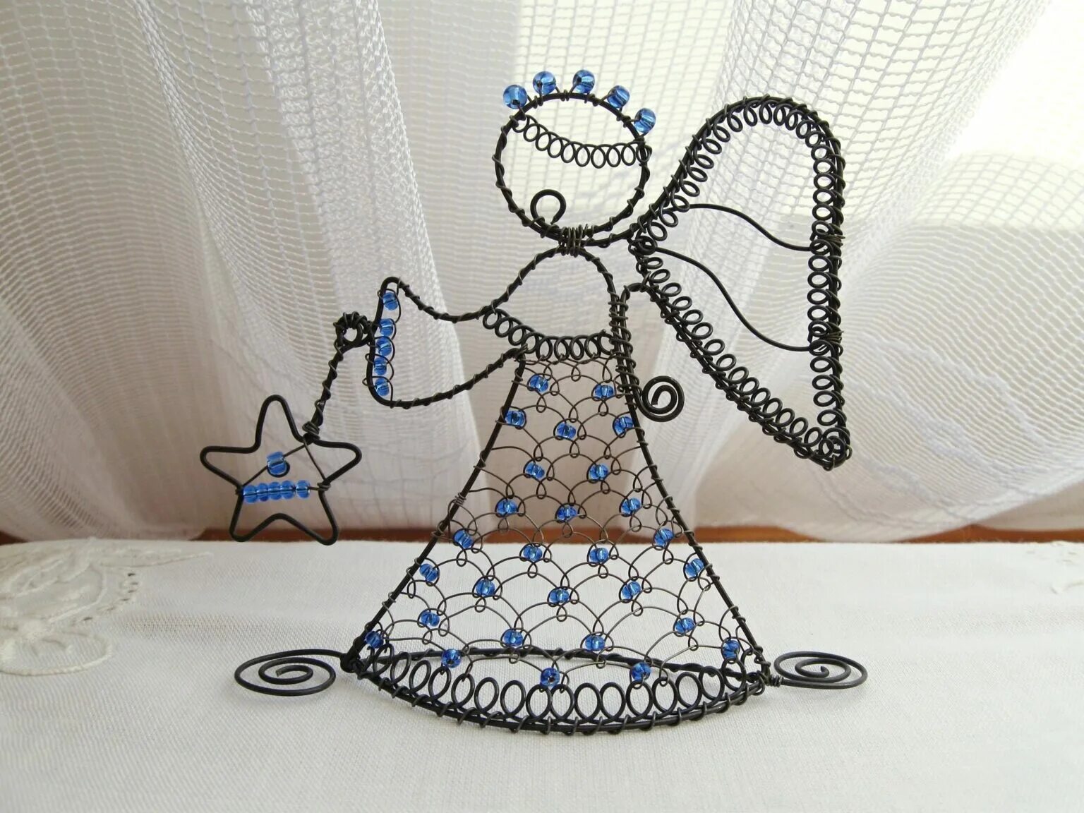 фигурки из бисера. игрушки из бисера и проволоки. новогодняя елка из бисера.