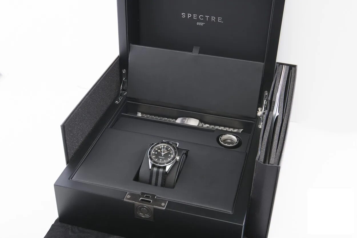 Spectre цены. Omega Seamaster 300 Spectre Limited Edition. Omega Spectre 007. Omega 1957 Seamaster 300 Bond 41 мм Spectre. Omega 007 Limited Edition.