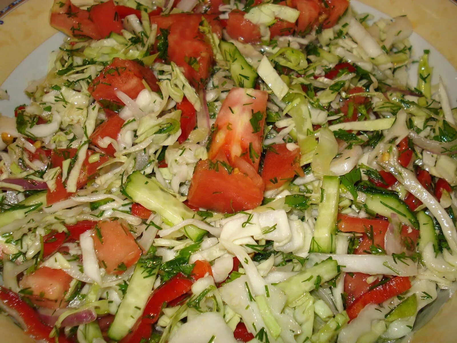 Капуста помидор огурец салат рецепт классический. Салат пекинка помидор перец огурец. Салат овощной с капустой. Салат с капустой и помидорами. Салат из капусты и помидоров.