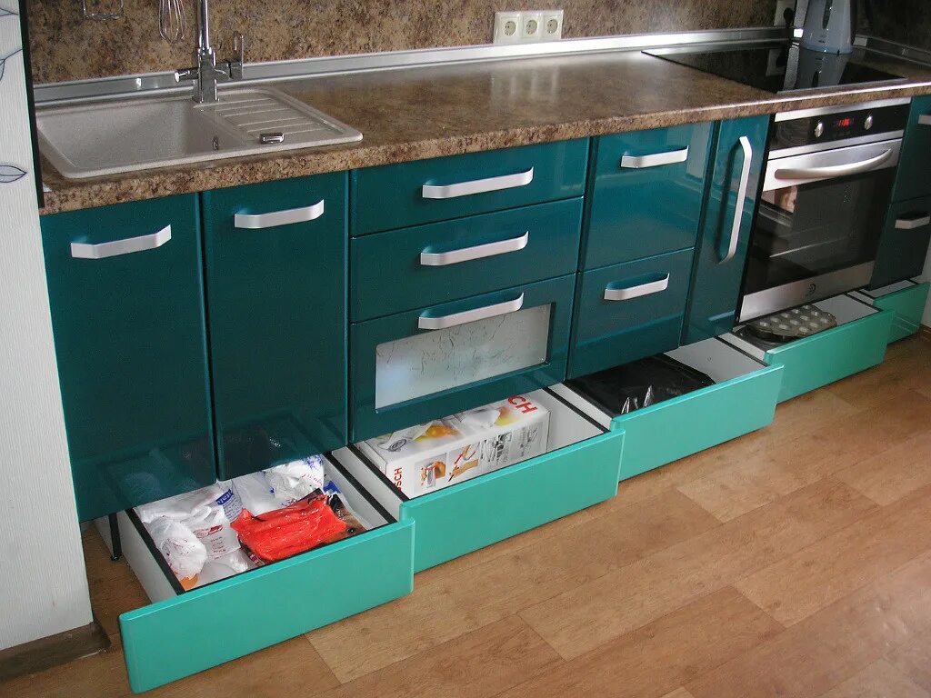 Кухня без цоколя. Кухонный гарнитур с выдвижными ящиками. Ящики в кухонном гарнитуре. Выдвижные ящики для кухни. Ящики в цоколе кухонного гарнитура.