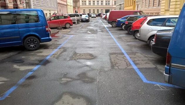 Голубая разметка парковки. Стоянка машин во дворе. Облепленный голубями. Парковка голубей. Дорожная разметка 1.