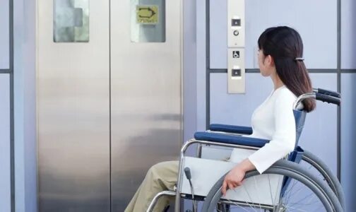 Рентген инвалиду колясочнику. Лифт в больнице. У открытого окна колясочник. Как делают маммографию инвалидам колясочникам.