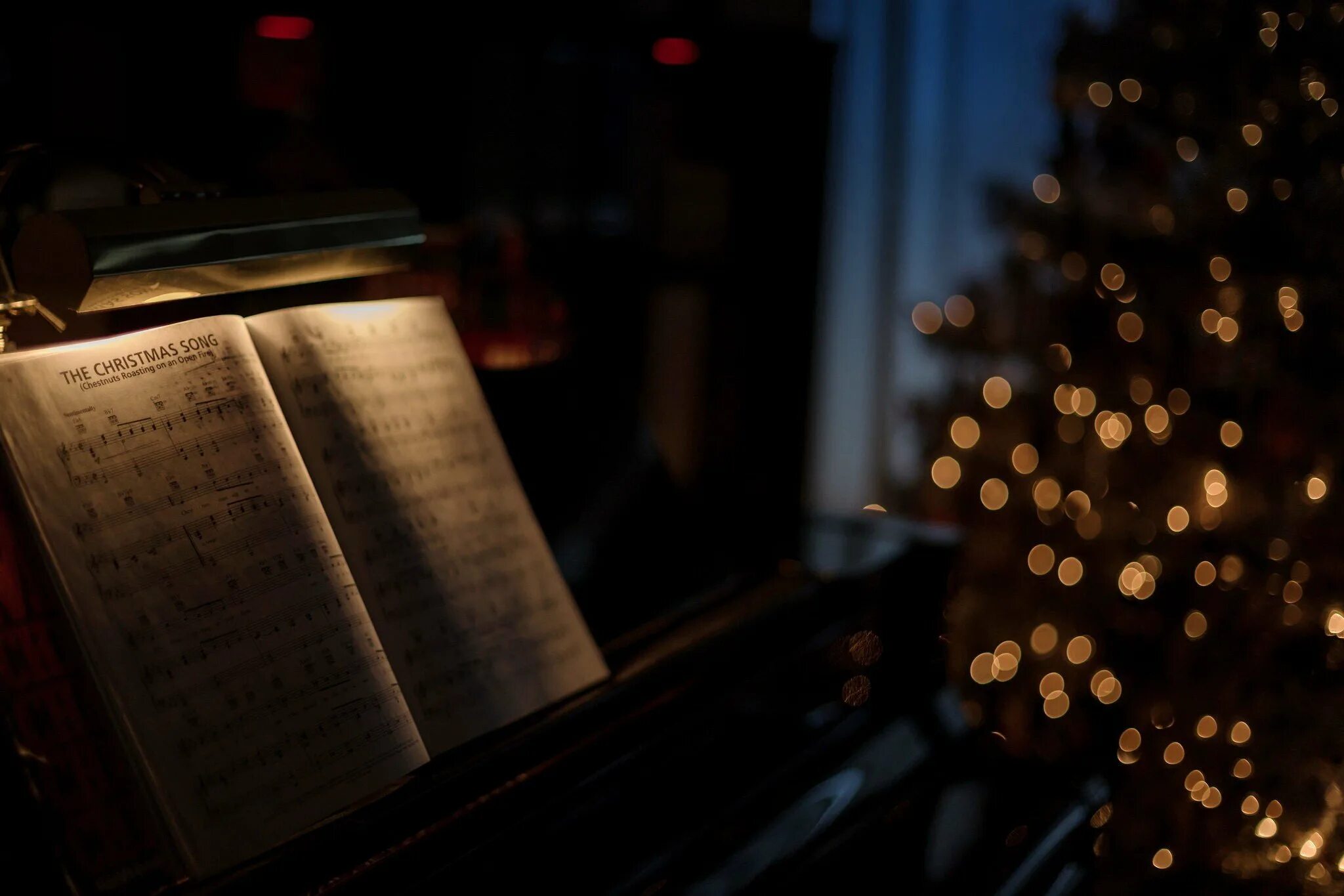 Музыка фон для чтения стихов. Новогодний музыкальный вечер. Рояль и Новогодняя елка. Фортепиано новый год. Фортепиано Рождество.