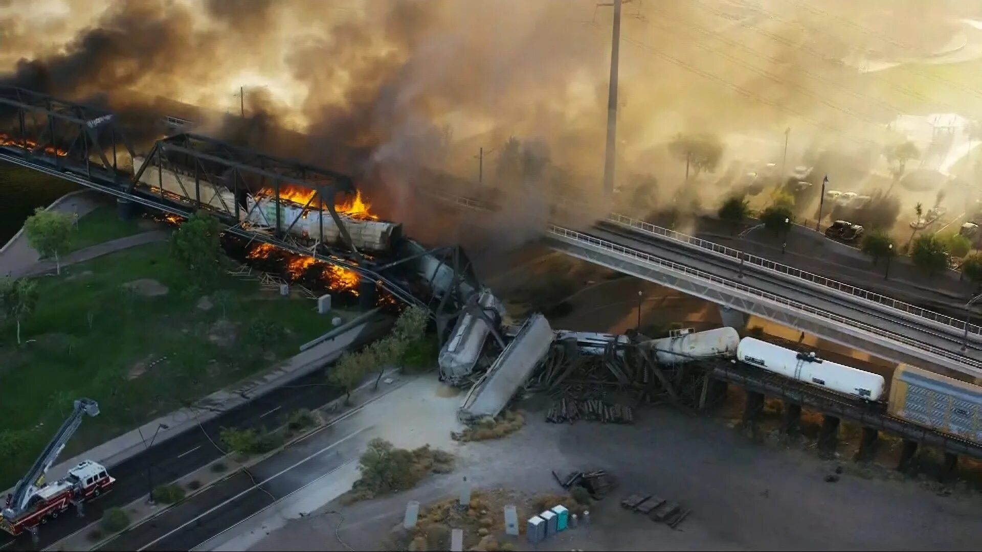 Поезд пришел на станцию утром по мосту. Железнодорожная катастрофа в США 2023. Разрушенный поезд. Поезд в огне.