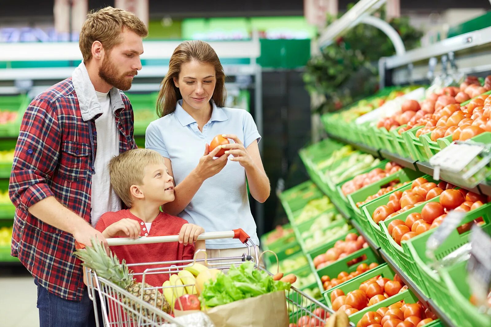 Семья с продуктами. Люди в супермаркете. Покупатель в магазине. Продукты в супермаркете. Go shopping на русском