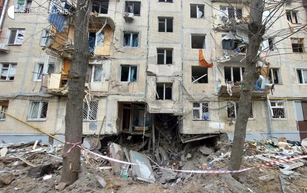 Попадание в жилой дом. Обстрел жилых домов. разрушенный дом. разрушенный многоэтажный дом в харькове. разрушенный дом в харькове.