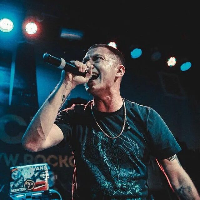 Oxxxymiron крокодиловы. Oxxxymiron. oxxxymiron 2025. оксимирон концерт raw. oxxxymiron 2025.