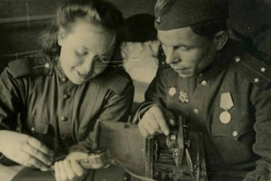 Связистка читать. Связистка РККА 1943. Связистки 1941-1945. Радистки в годы Великой Отечественной войны 1941-1945. Связистки в годы Великой Отечественной войны.