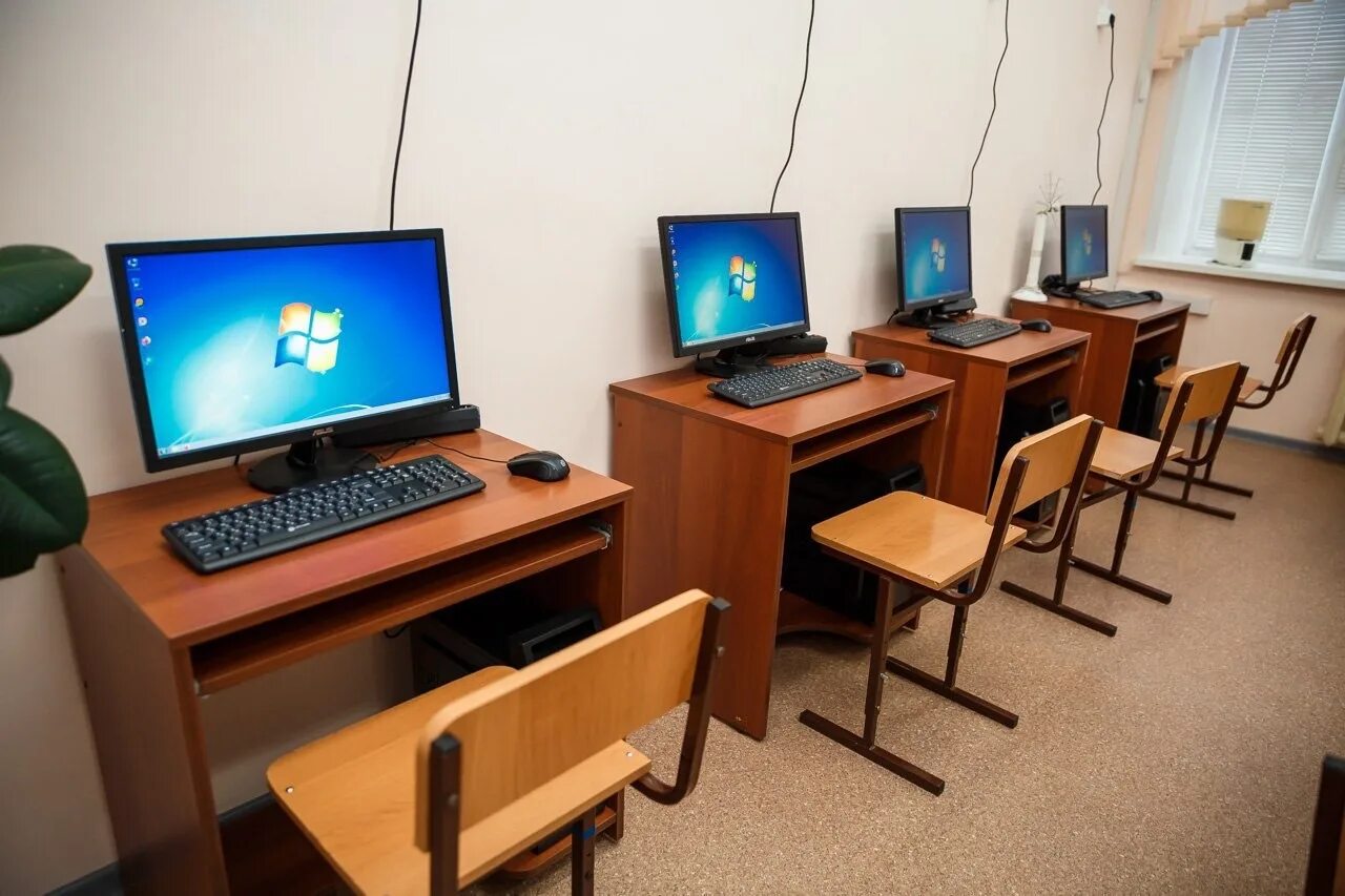 В классе установили новый компьютер. Компьютерный класс. Компьютерные классы в школах. Оборудование для компьютерного класса. Компьютер в школе.