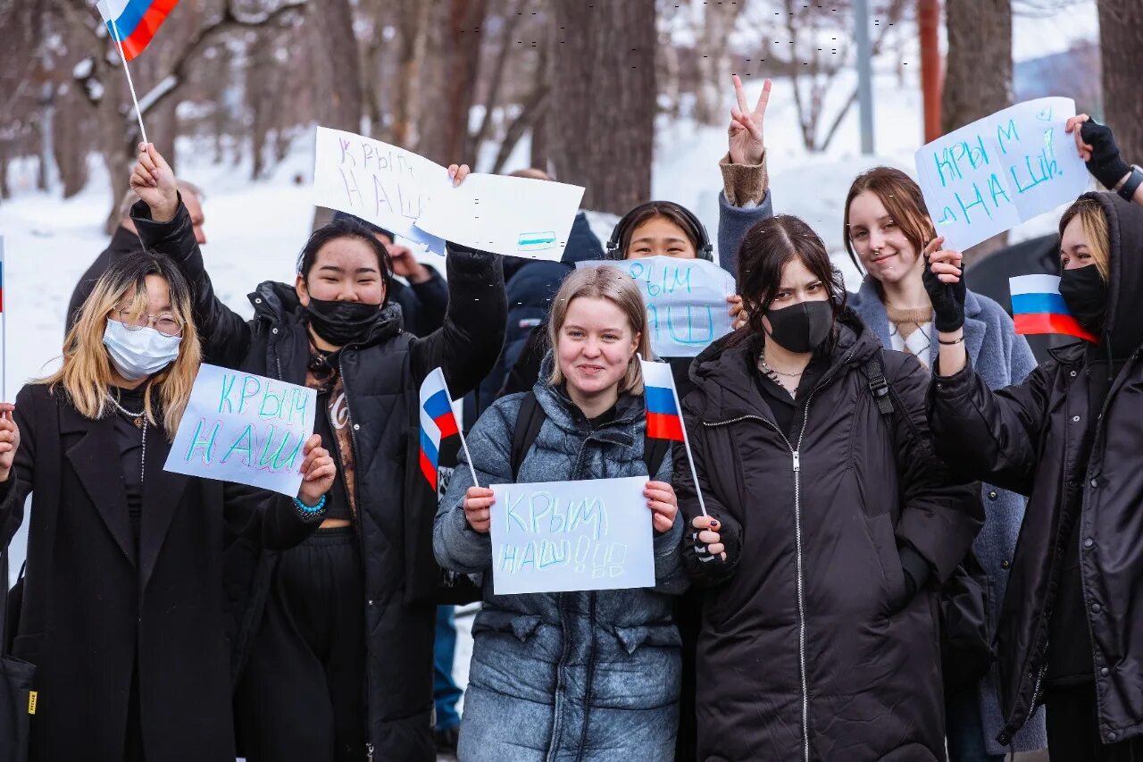 Митинг в поддержку президента. Митинг в поддержку Путина. Z Россия митинг. Россияне на митинге. Политическая Россия.