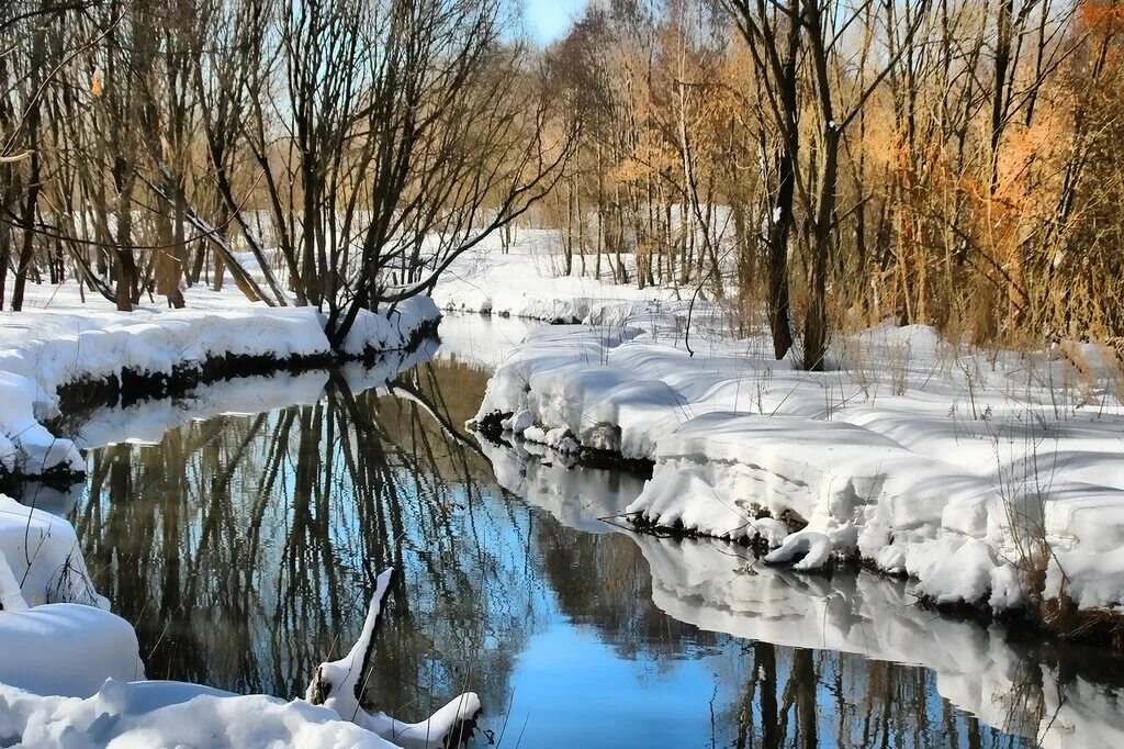 Где уже растаял снег. Река Яуза март. Весенняя природа.