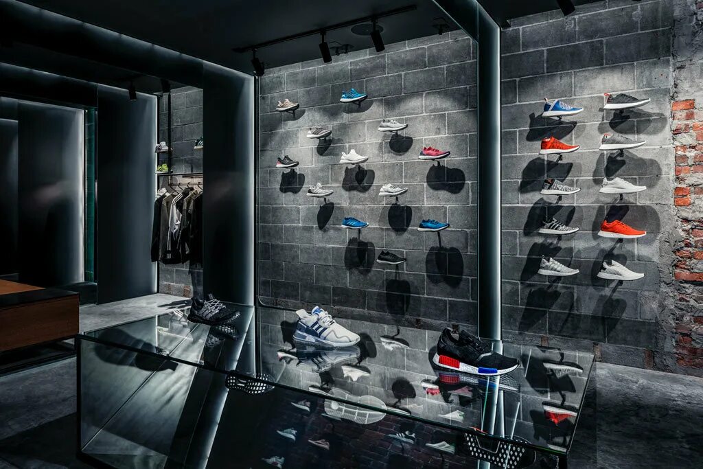 Nike adidas Magazin. Adidas Showroom. Сникеры Nike Boutique.. Витрина магазина кроссовок.