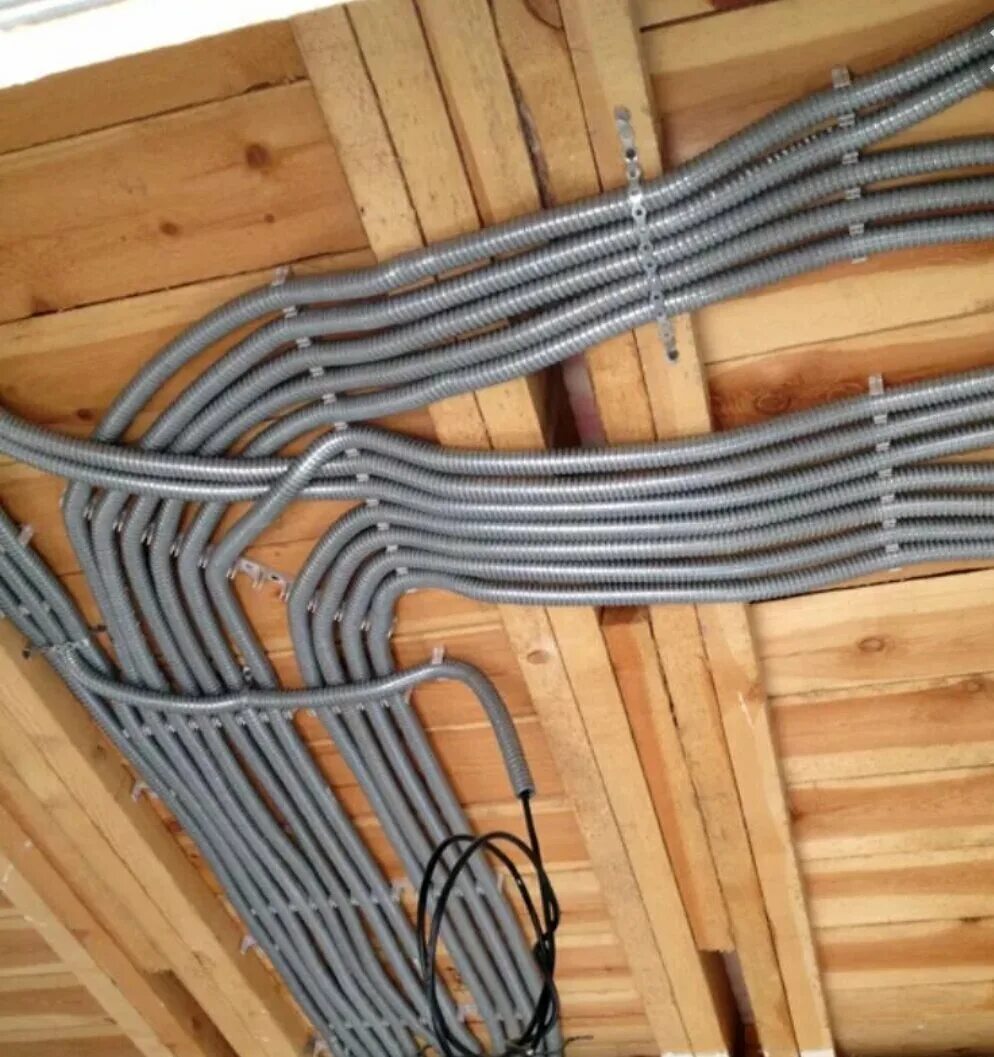 Электропроводка проложенная. Прокладка провода в деревянном доме. Прокладка кабеля в каркасном доме. Проводка в деревянном доме. Прокладка кабеля в деревянном доме.