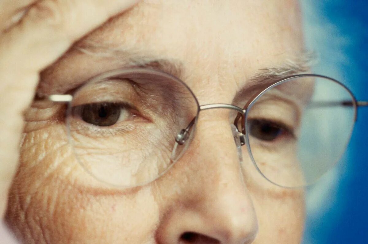 Нарушение зрения у пожилых людей. Зрение у пожилых. Глаза пожилого человека. Плохое зрение у пожилых.