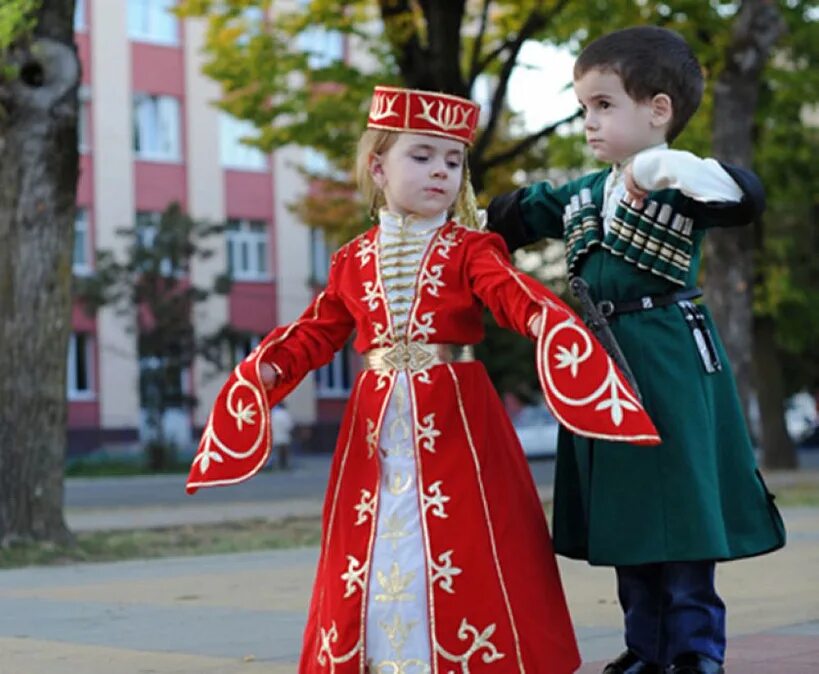 Национальный костюм Черкесов и карачаевцев. Черкес адыгеец дети. Черкеска Адыга. Национальный костюм кабардинцев Черкесов.