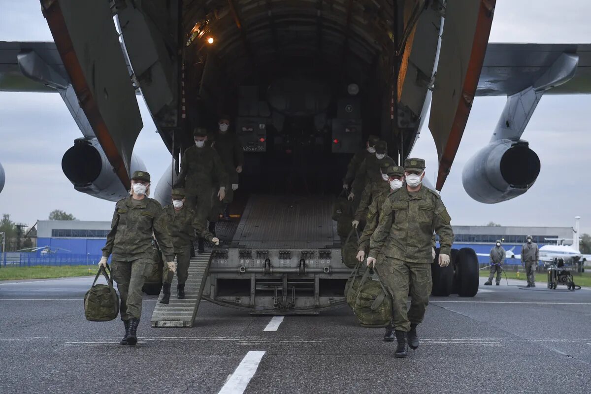 Военные медики РФ В Италии. Военный борт. Российские военные на аэропорту. Военный аэропорт вс РФ. Военные россии италия