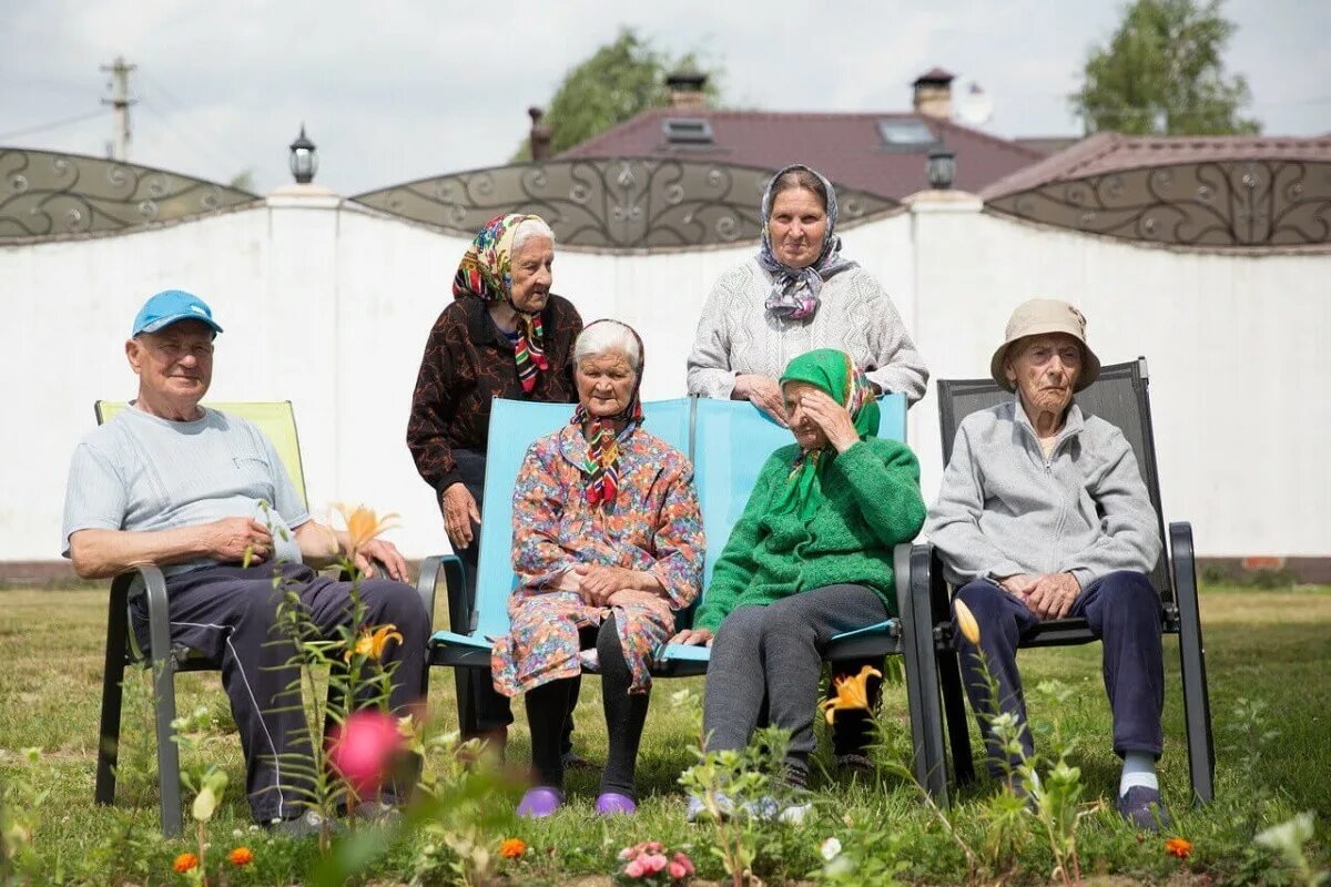 Какие условия в доме престарелых. Пансионат для престарелых Московская область. Дом престарелых в Осеченках. Центр домашней заботы пансионат для престарелых. Люберцы Осеченки дом престарелых.