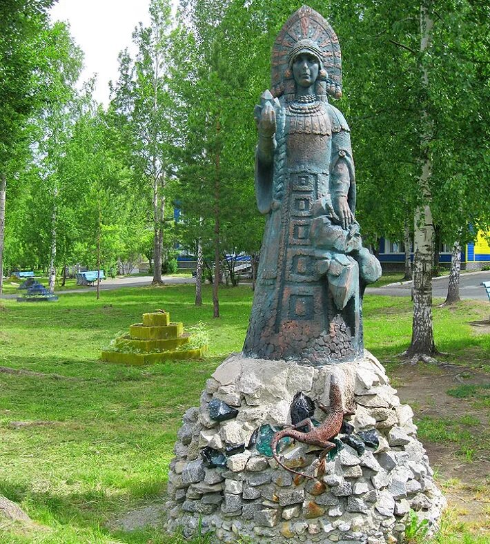 Бажова нижний тагил. Памятник хозяйке медной горы в Екатеринбурге. Скульптуры уральских сказов Бажова. Хозяйка медной горы Бажовский парк Златоуст. Памятники героям Бажова.