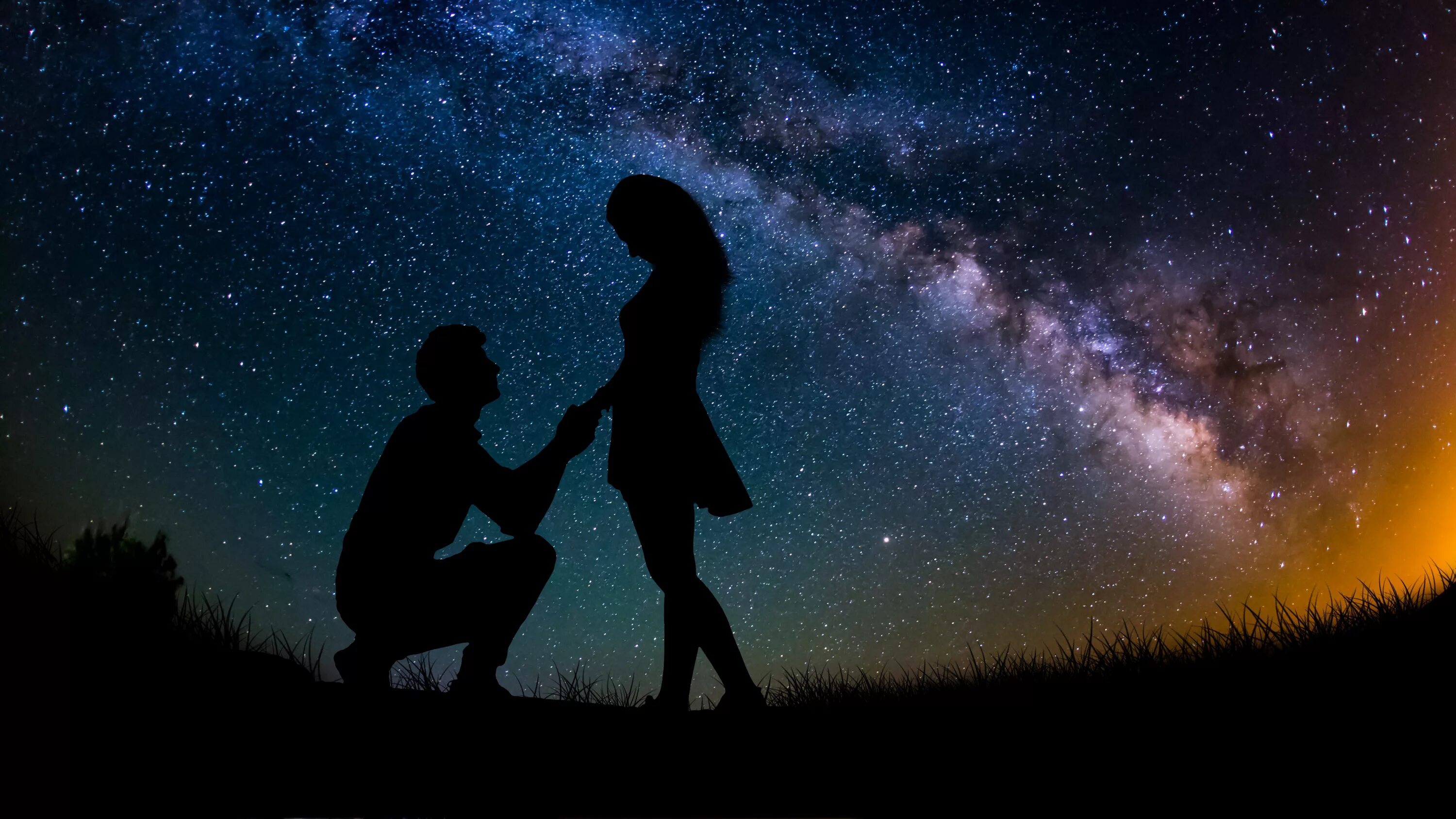 День и ночь встречаются. Пара на фоне звездного неба. Двое под звездами. Ночь любви. Пара на фоне ночного неба.
