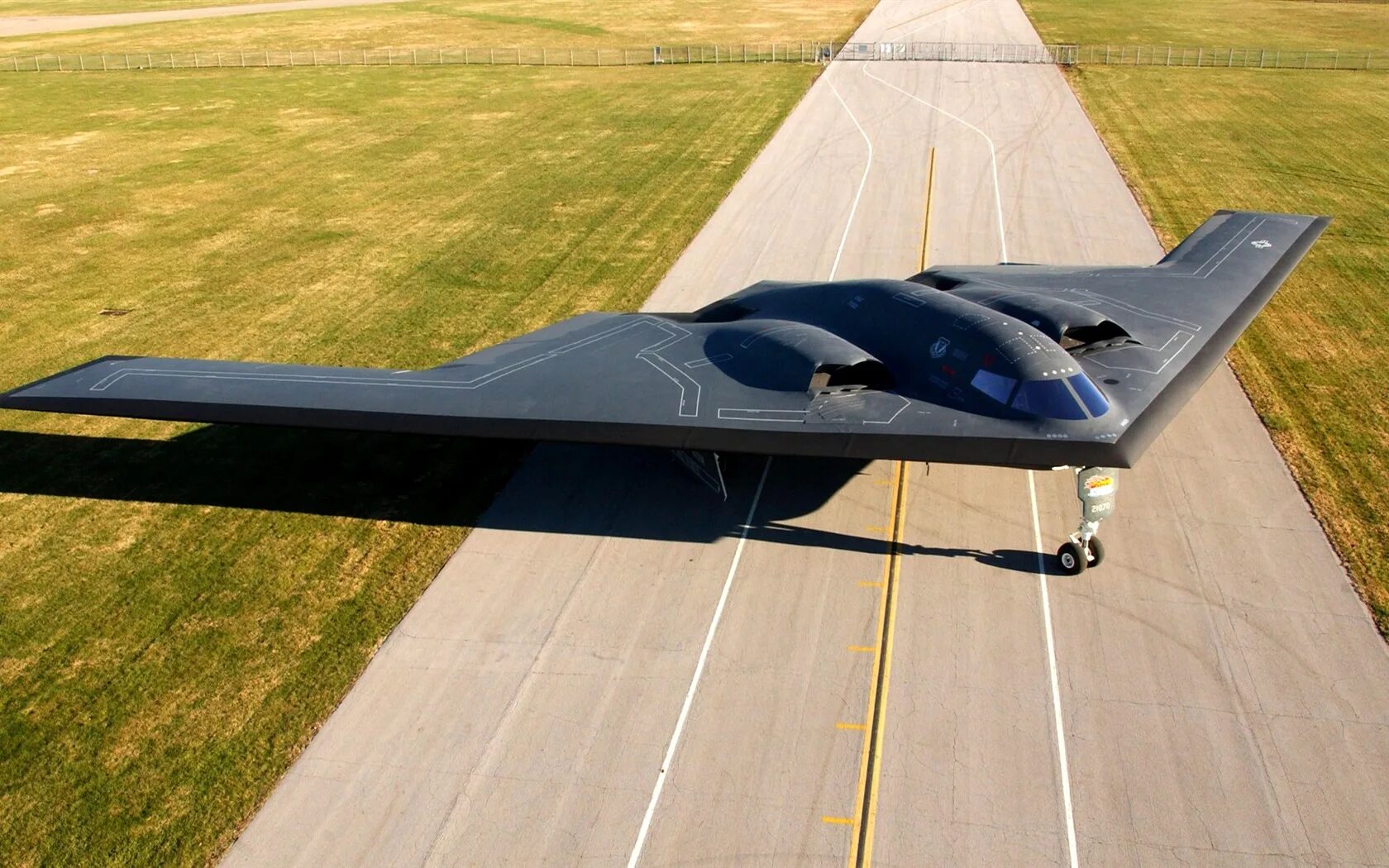 B-2 Spirit: стелс-бомбардировщик. Стелс самолет b2. B-2 Spirit Stealth Bomber. Стелс b2 самолет невидимка.