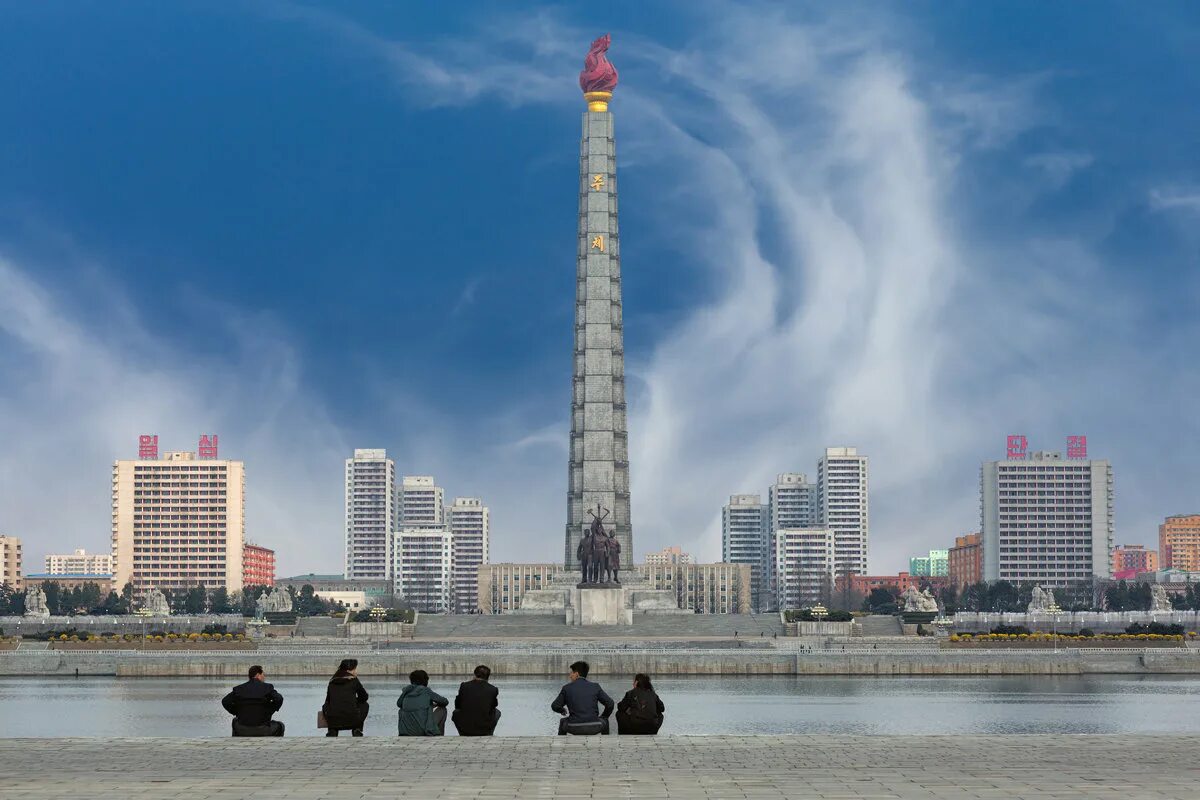 Памятник чучхе в пхеньяне. Чучхе идеология кндр. Северная корея монумент идей чучхе. Памятник чучхе в пхеньяне. Монумент чучхе в пхеньяне.