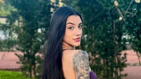 Ex-Fazenda Bia Miranda hipnotiza a web com corpão escultural de biquíni fin...