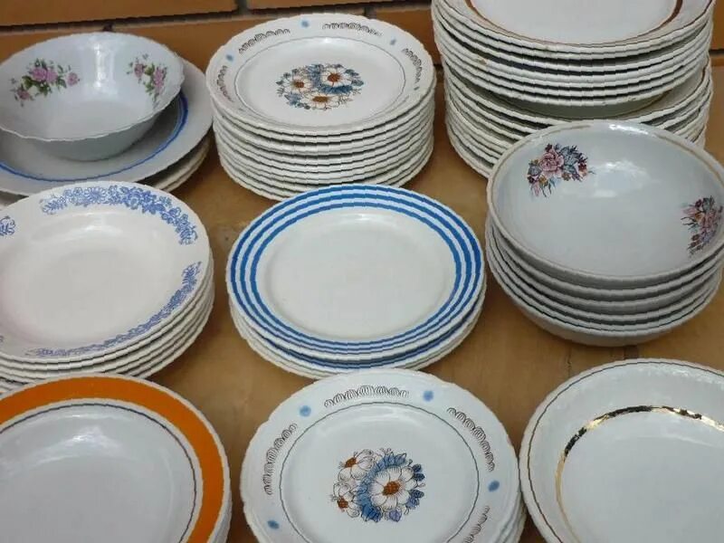 Старая посуда. Пластик вторсырье. Старая посуда. Утилизация мусора. Магазин фамилия посуда.