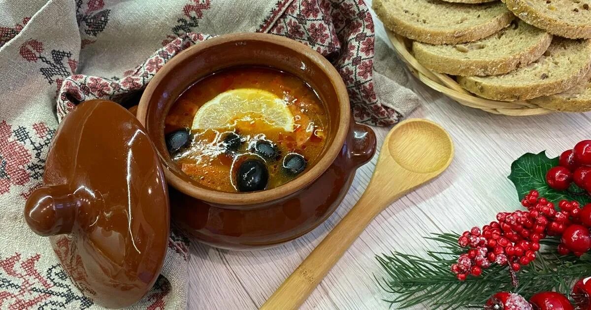 Суп солянка в горшочке. Суп солянка в горшочке. Солянка грибная в горшочке с тестом. Солянка грибная в горшочке с тестом. Суп солянка в горшочке.