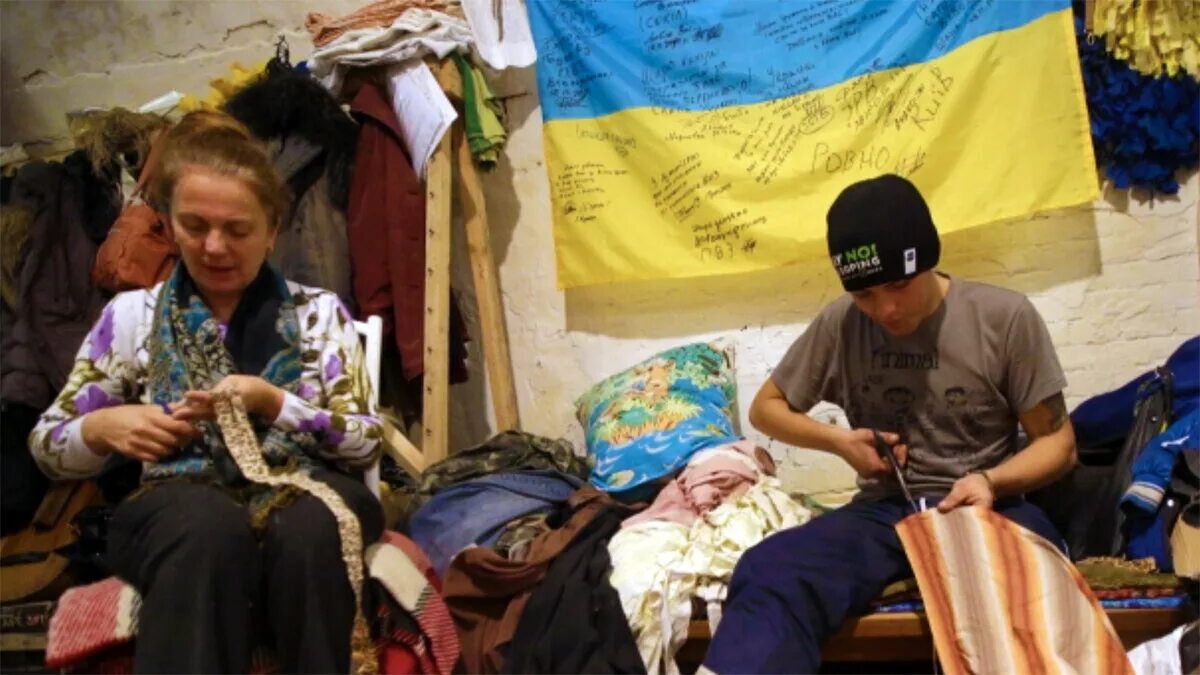 Квартира бедного человека. Таджики гастарбайтеры. Таджики в квартире. Как живут на заработках. Украинские гастарбайтеры в польше.