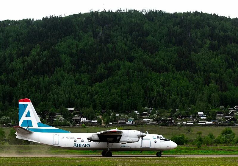 Самолет таксимо. АН 24 Нижнеангарск. АН-24 Ангара. Авиакомпания Ангара самолеты ан24. АН 24 Нижнеангарск аэропорт.