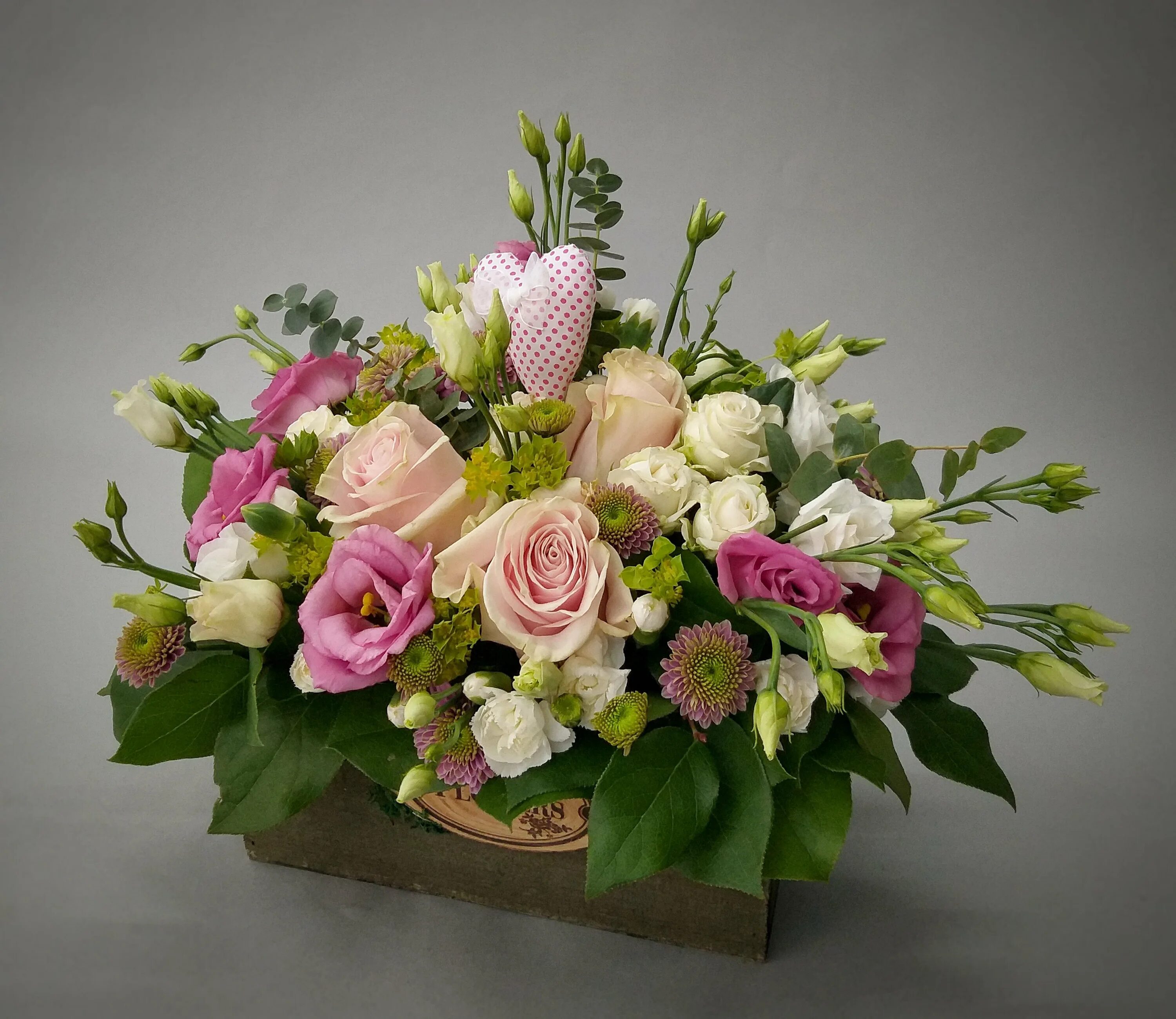 Букеты цветов техники. Букет с кустовой розой. Сантини, альстромерия, кустовая гвоздика букет. Лизиантусы цветы. Букет розы эустома гвоздика.