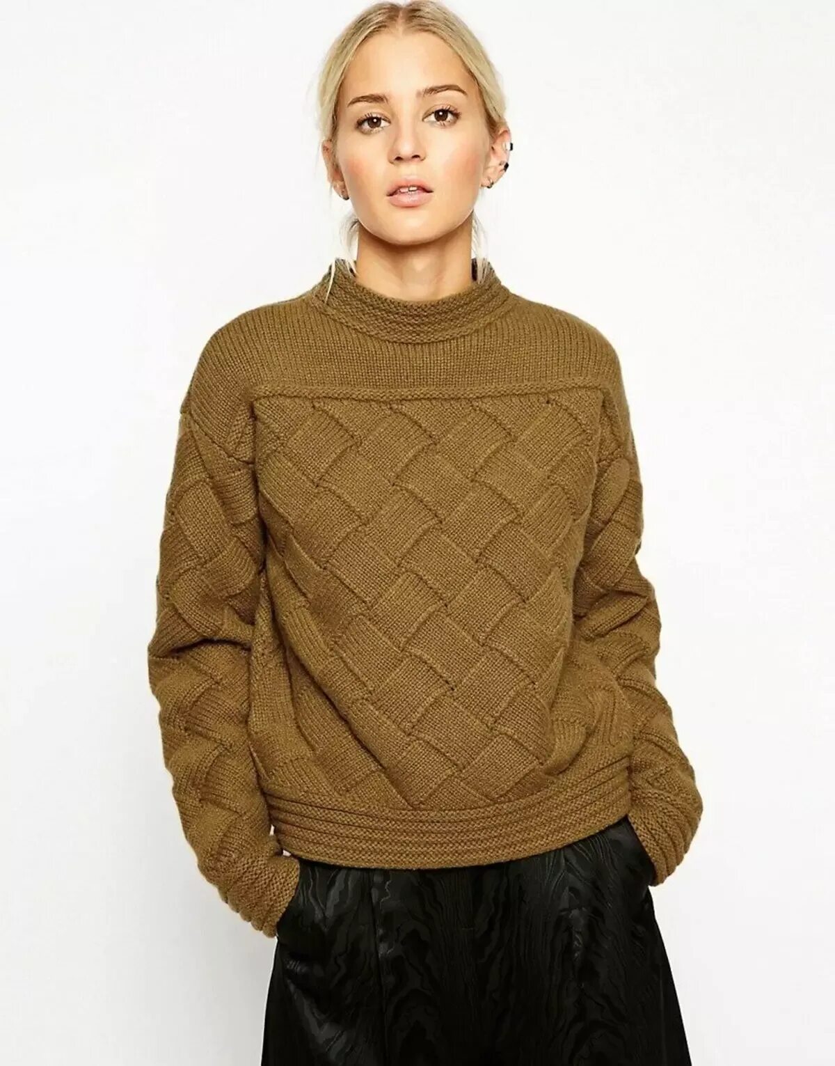 В колючем свитере. Укороченный свитер. Осенний свитер. Укороченный вязаный свитер. Вязаный свитер женский.