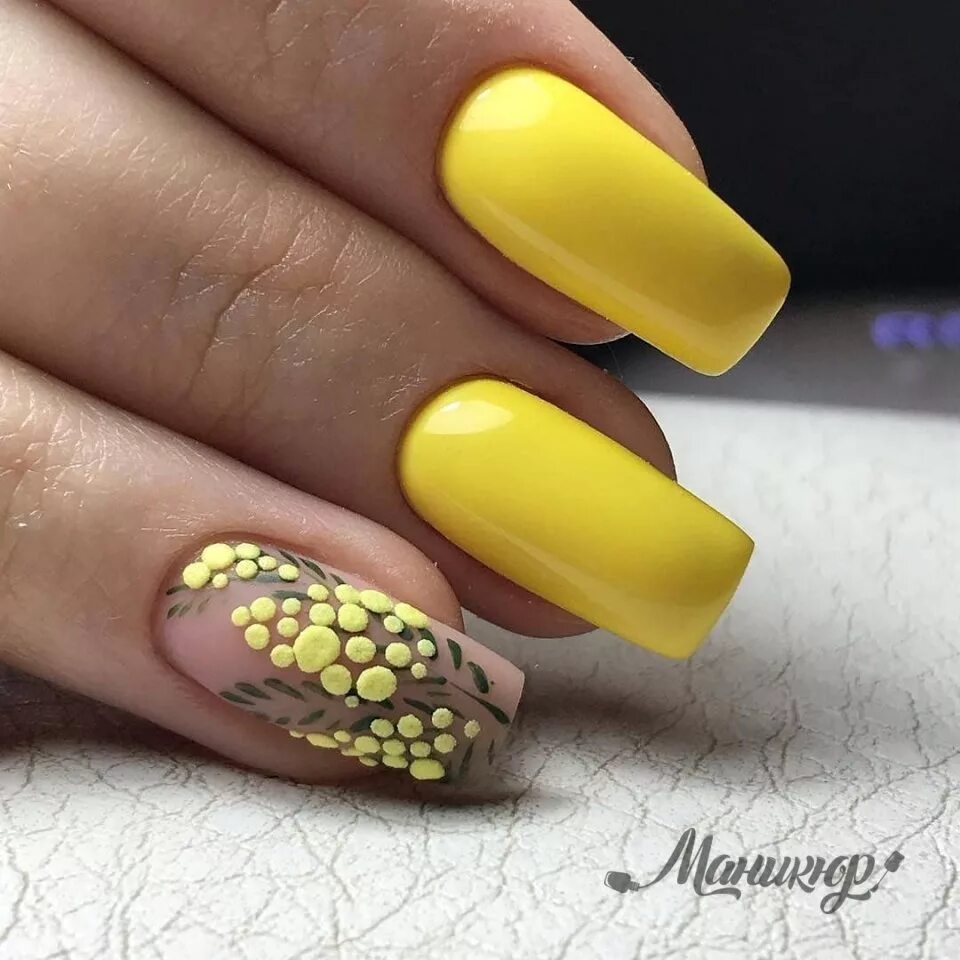 Желтый весенний маникюр. Мимоза на ногтях. Маникюр с мимозой. Стильный желтый маникюр. Весенний маникюр желтый.