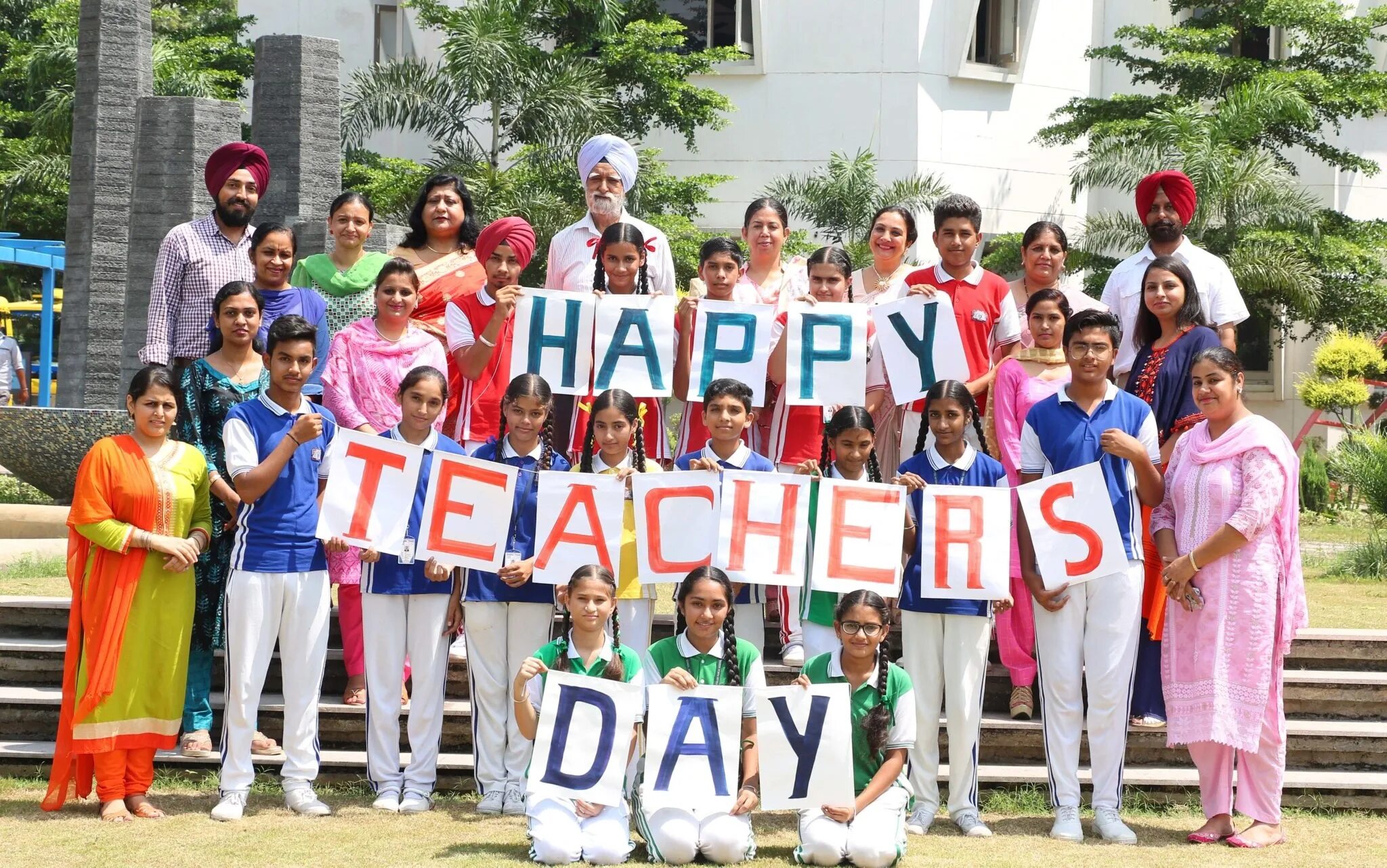 Первоклассники на линейке. Всемирный день учителя (world teachers day). Открытка с днем учителя медицина. Фото с любимым учителем. Цветы на учительском столе.