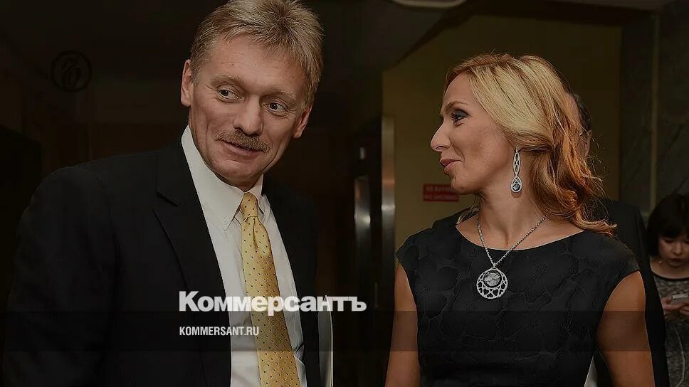 Песков с женой фото. Женщина пескова. Женщина пескова. Песков в бронежилете. Навка и песков.