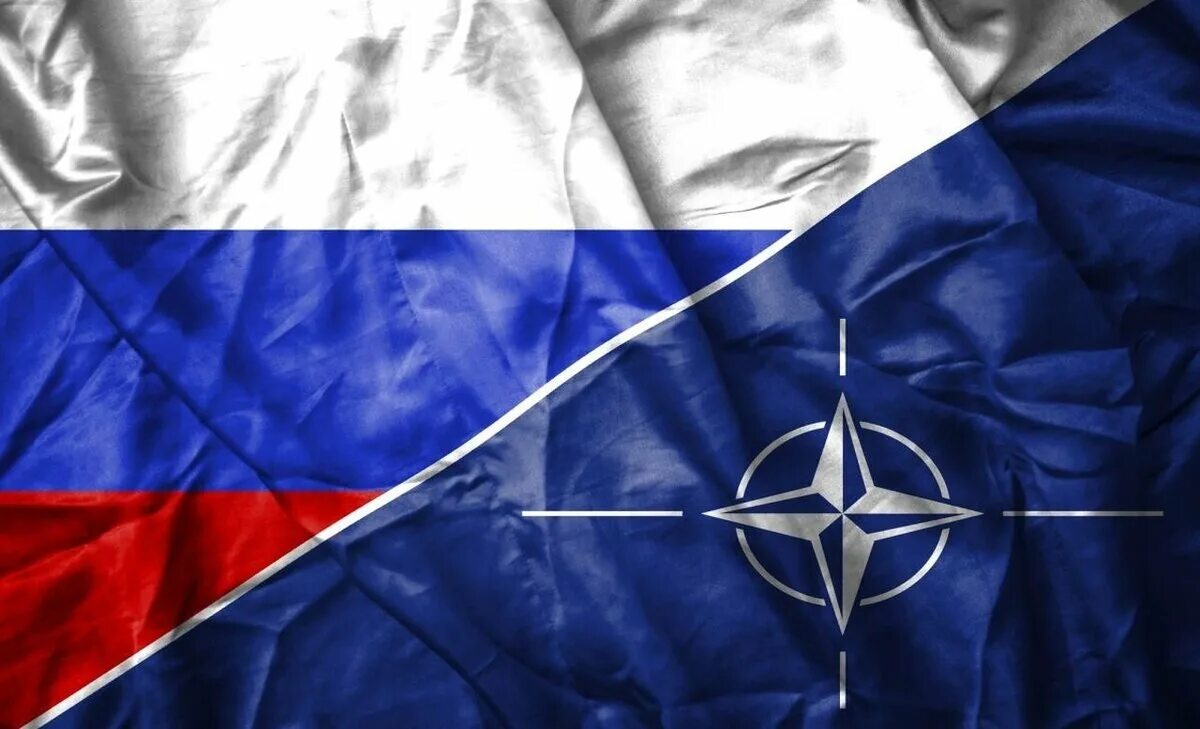 Противостояние с нато. Флаг НАТО И России. Украина РФ НАТО флаг. Флаг НАТО И РФ. Россия против НАТО флаги.